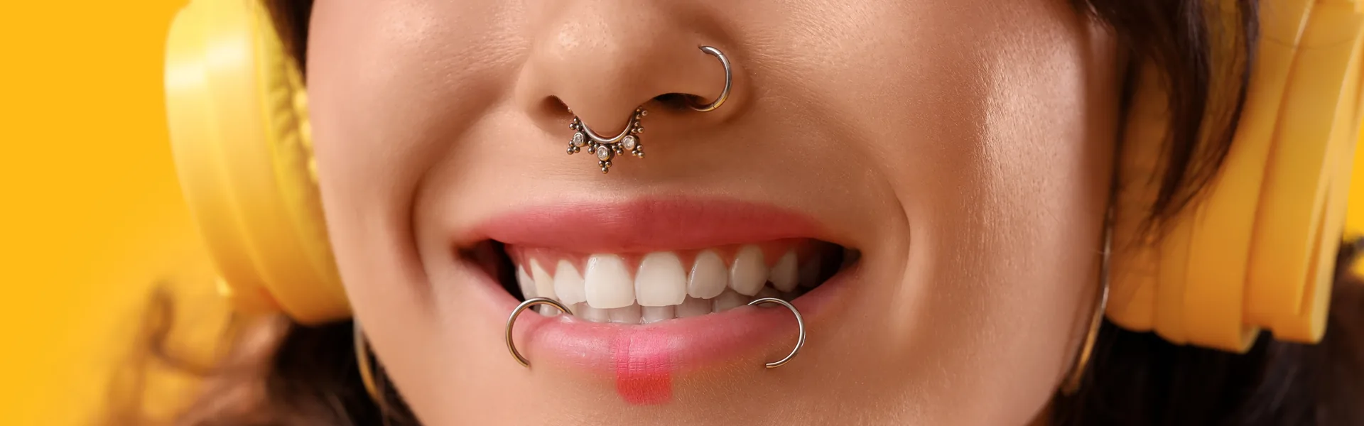 Perfil de rosto com joia de piercing no nariz