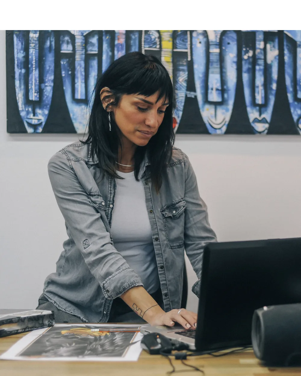 Tatuador parado na frente do computador, olhando as mensagens sem responder